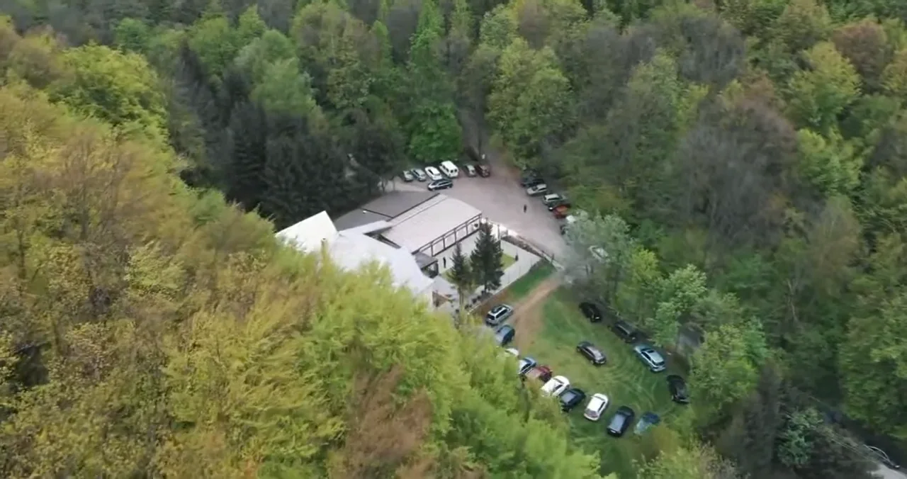Chata Hrádok s parkoviskom z výšky