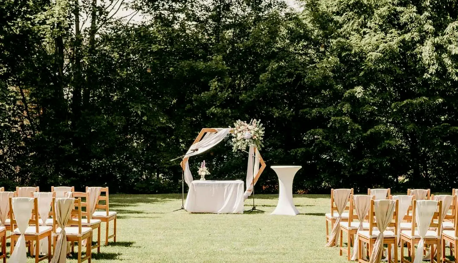 Obradná lúka Chaty Hrádok obklopená stromami
